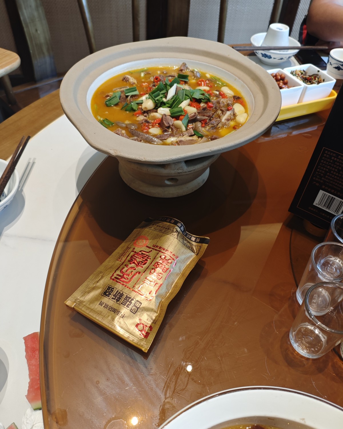 表弟儿子2岁生日，带着我女儿过去吃大餐了，去的地方还是我妈附
