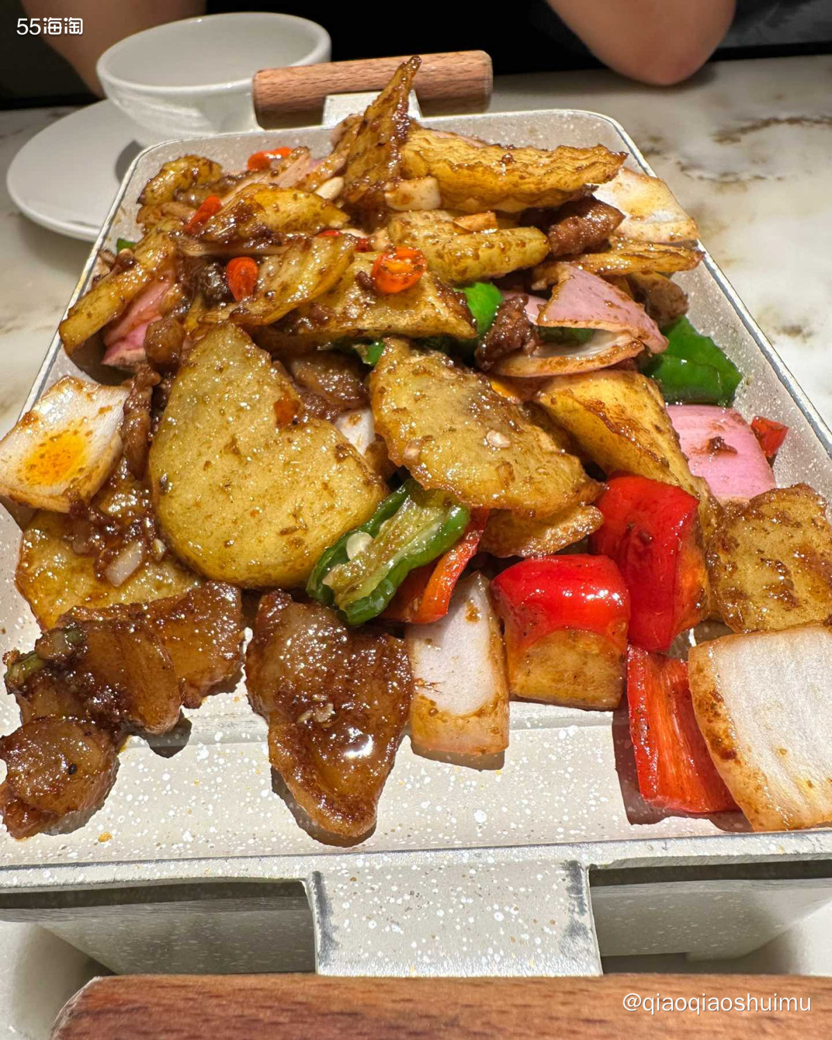 昨天下午陪娃上完课都快八点了，赶紧找地儿吃饭。昨天父亲节，也