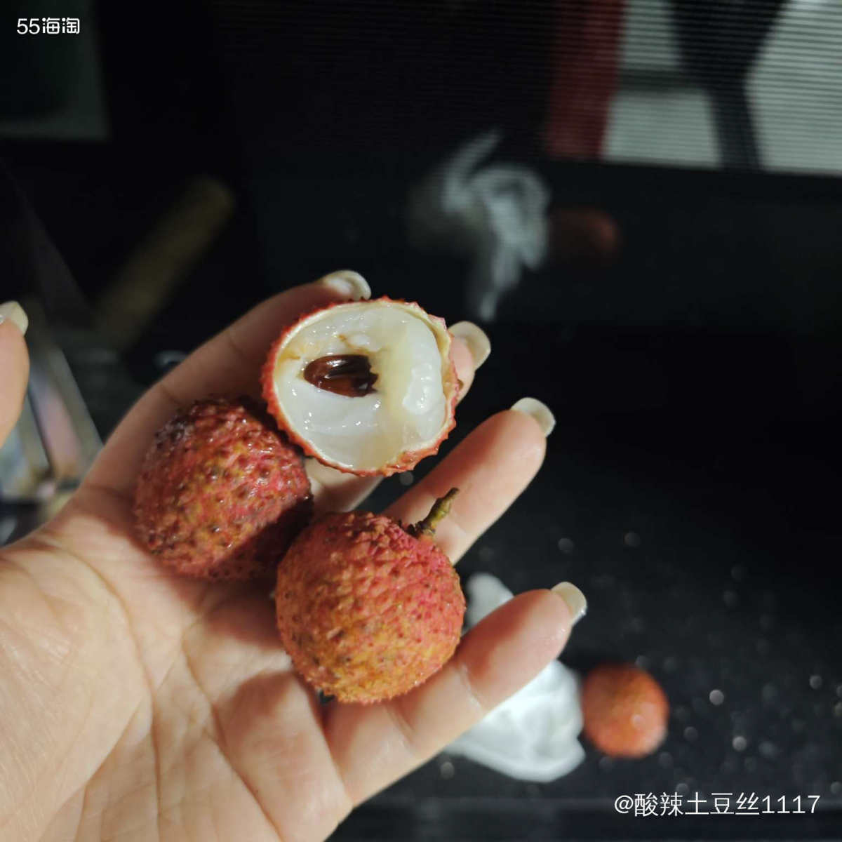 果子个头不算特别大，但甜度确实在线，是荔枝该有的清甜风味，汁