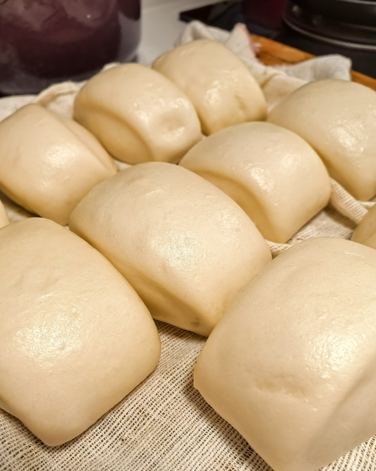 哈哈。我最近家里馒头包子都是自己做的。 买了厨师机和面这块就