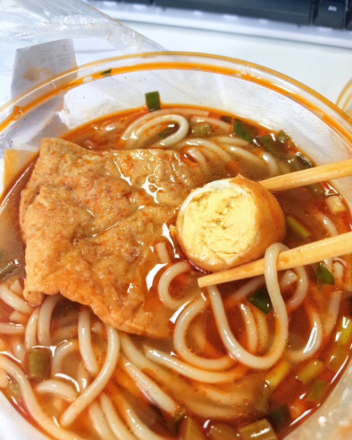 哈哈哈。这个湖南米粉加豆干加虎皮鸡蛋总共10块钱。 去店里得