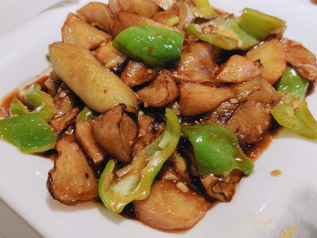 今天和朋友逛街，顺便了吃饭，想吃锅包肉了，就找了一家东北菜。