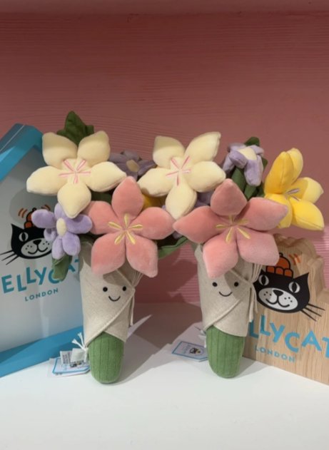 终于买到心心念念的Jellycat手捧花啦，可真不容易，在其