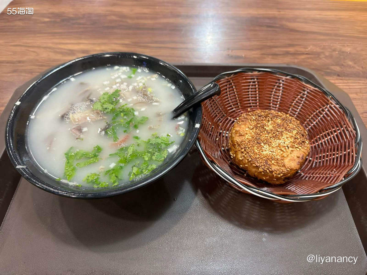 雨天去网红羊汤店吃饭，他家的羊汤很美味，不管什么时候来人都蛮