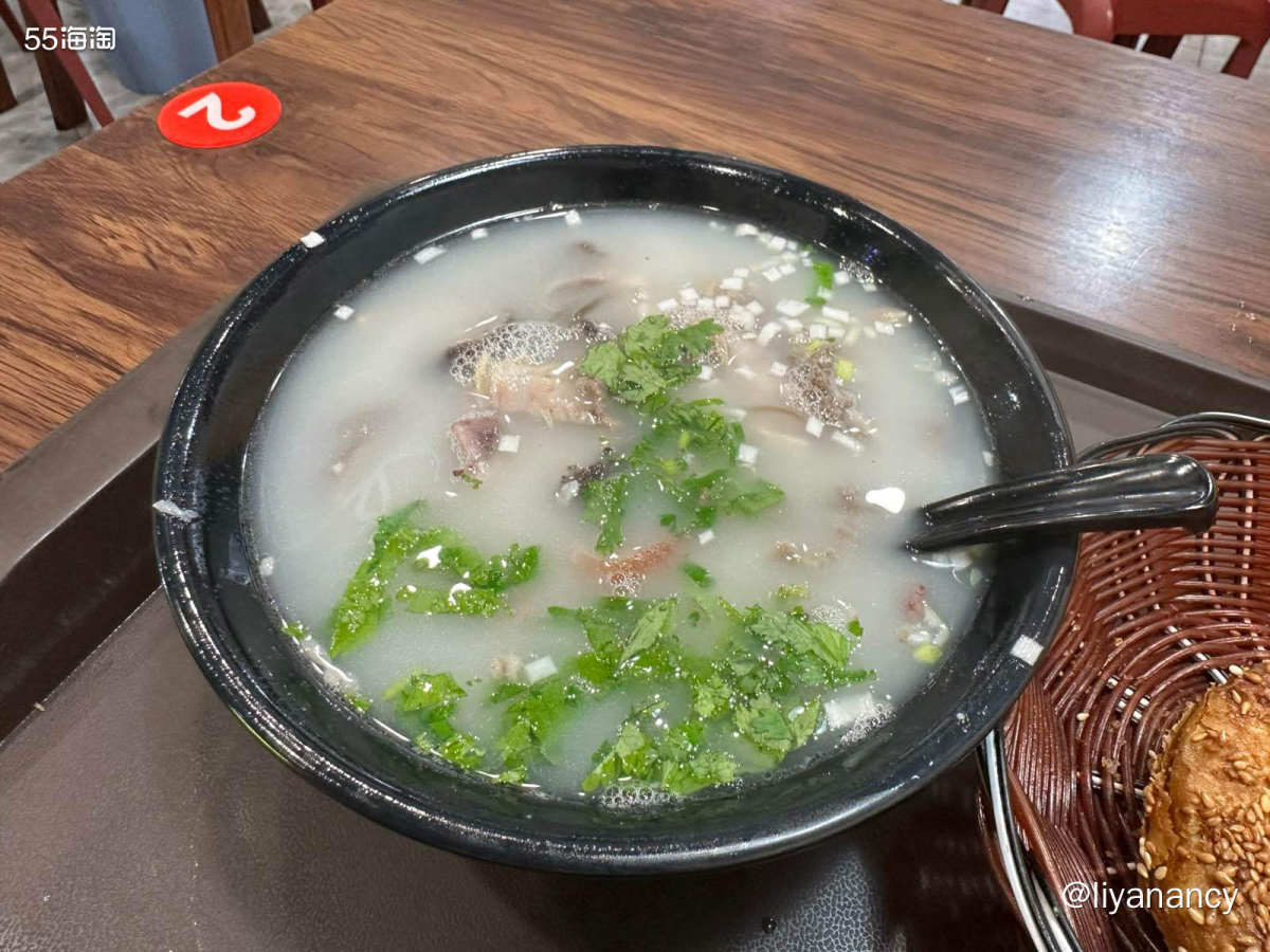 雨天去网红羊汤店吃饭，他家的羊汤很美味，不管什么时候来人都蛮