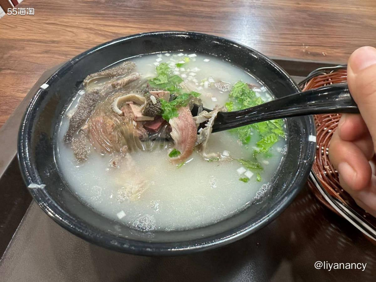 雨天去网红羊汤店吃饭，他家的羊汤很美味，不管什么时候来人都蛮