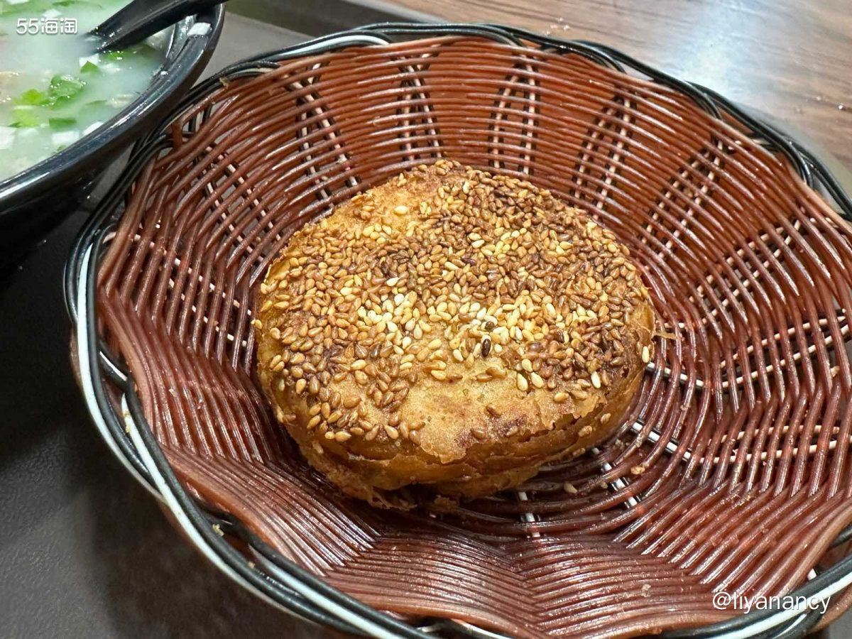 雨天去网红羊汤店吃饭，他家的羊汤很美味，不管什么时候来人都蛮