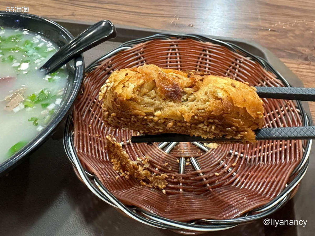 雨天去网红羊汤店吃饭，他家的羊汤很美味，不管什么时候来人都蛮