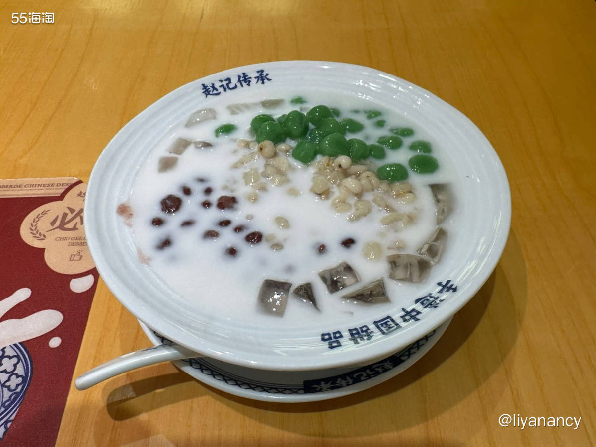 雨天去网红羊汤店吃饭，他家的羊汤很美味，不管什么时候来人都蛮