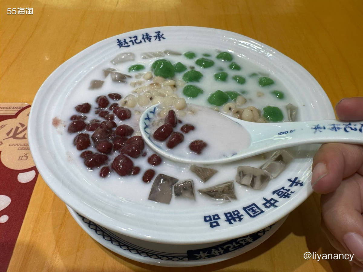 雨天去网红羊汤店吃饭，他家的羊汤很美味，不管什么时候来人都蛮