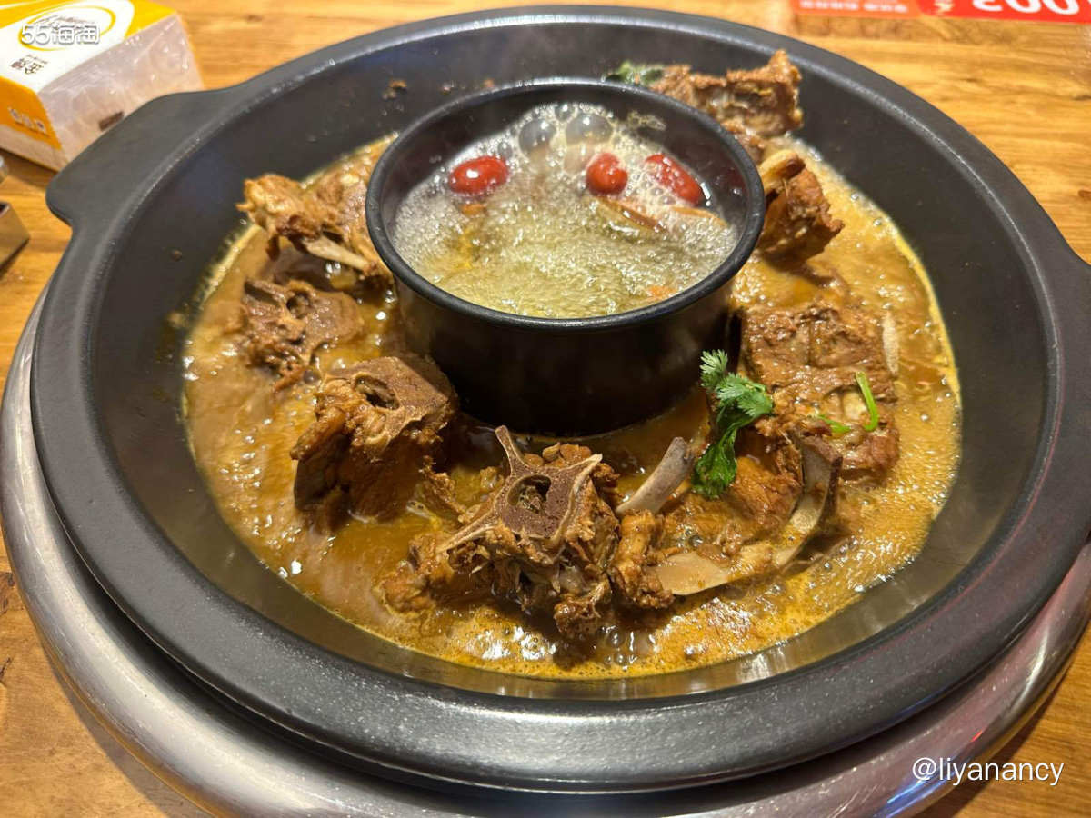 公司附近的羊蝎子店，店内空调很足，夏天吃热气腾腾的羊蝎子也不