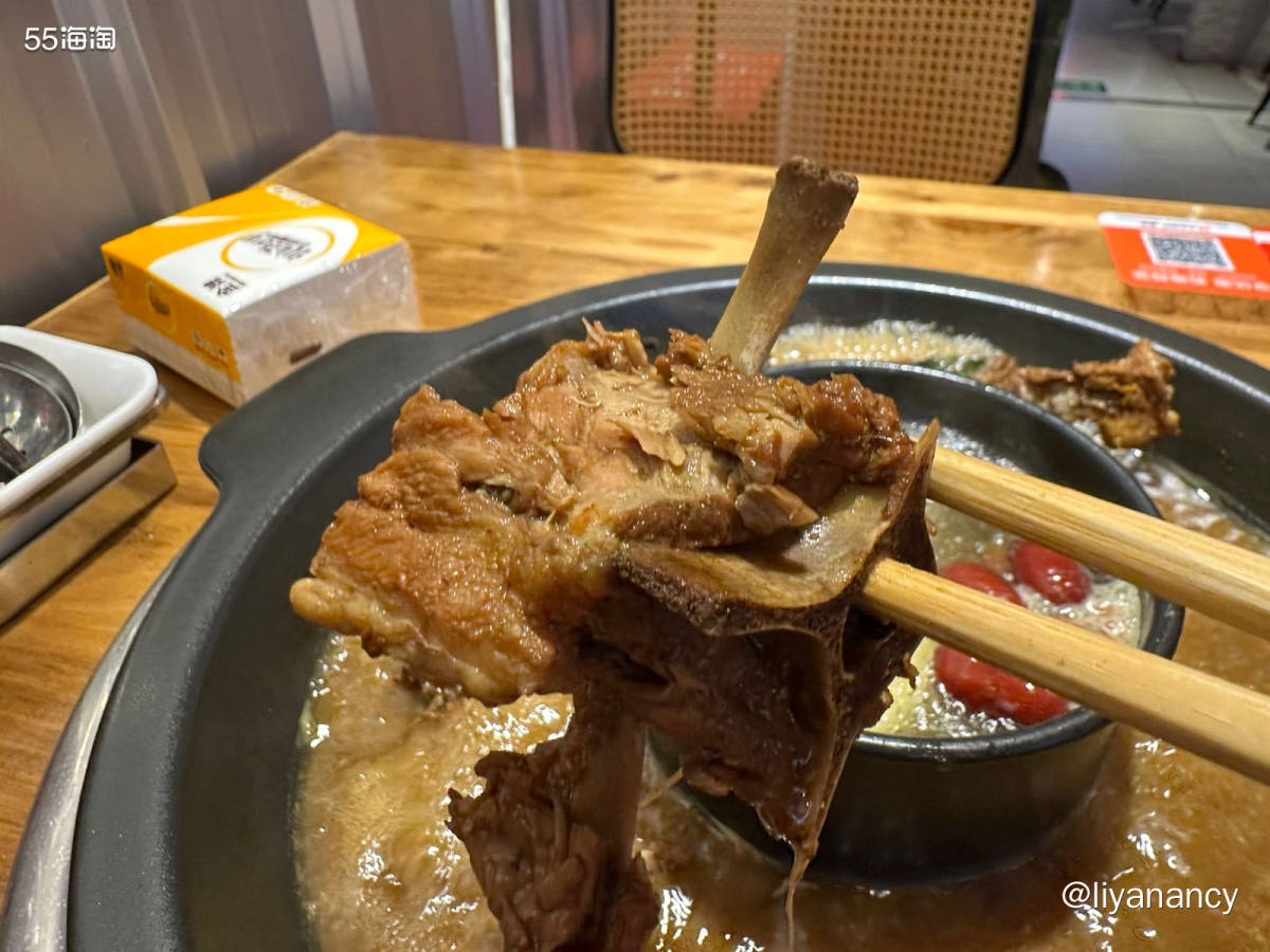 公司附近的羊蝎子店，店内空调很足，夏天吃热气腾腾的羊蝎子也不
