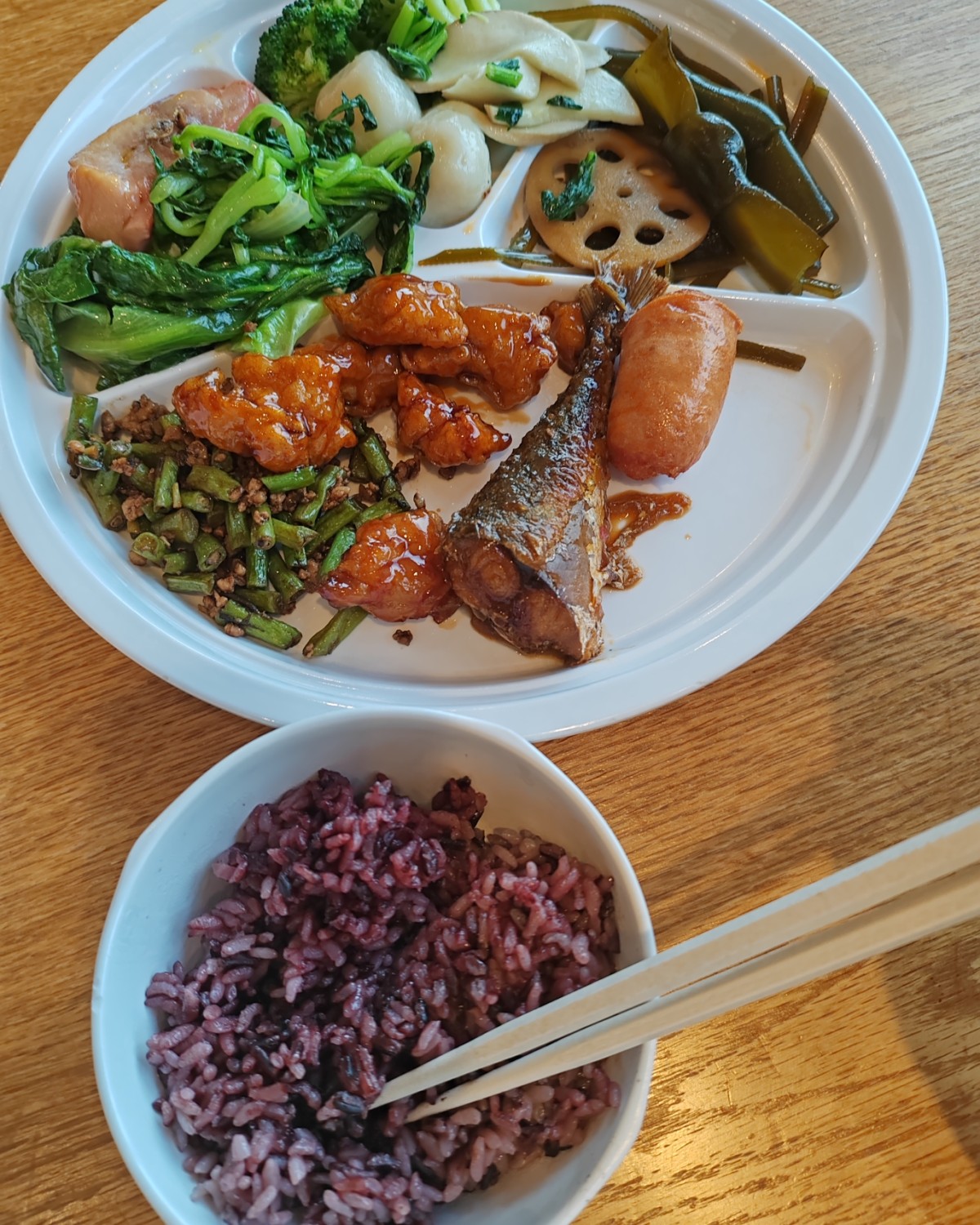 休息天，约了中**馆做项目，中午还是选择了简单的连锁快餐店吃