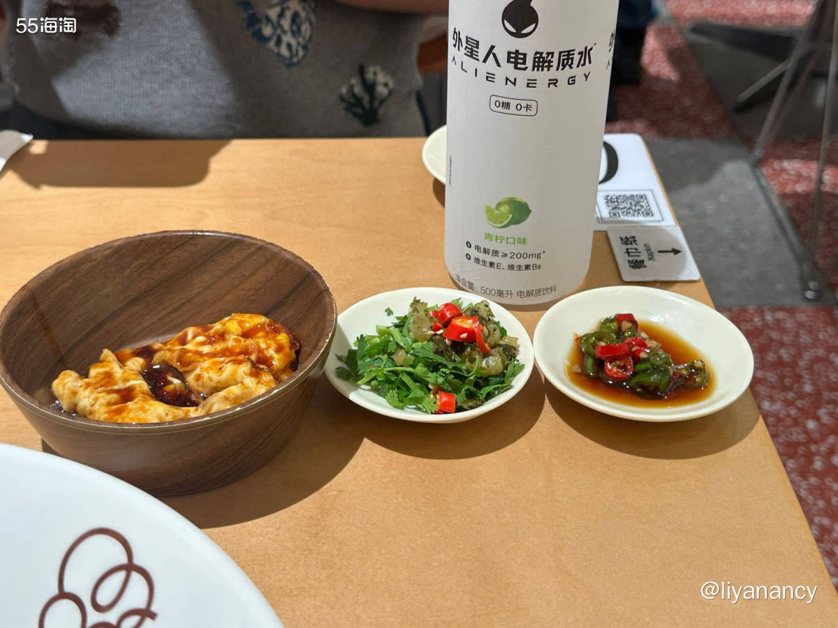 一家比较网红的面条店，中午来要等几分钟位子，门口有伞和凳子可