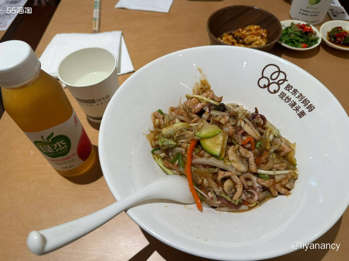 一家比较网红的面条店，中午来要等几分钟位子，门口有伞和凳子可