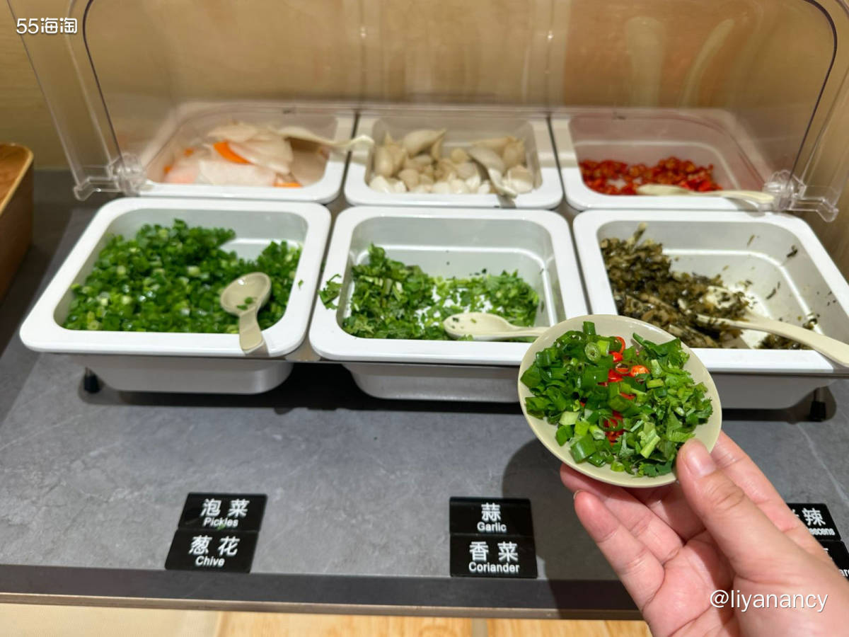 一家比较网红的面条店，中午来要等几分钟位子，门口有伞和凳子可