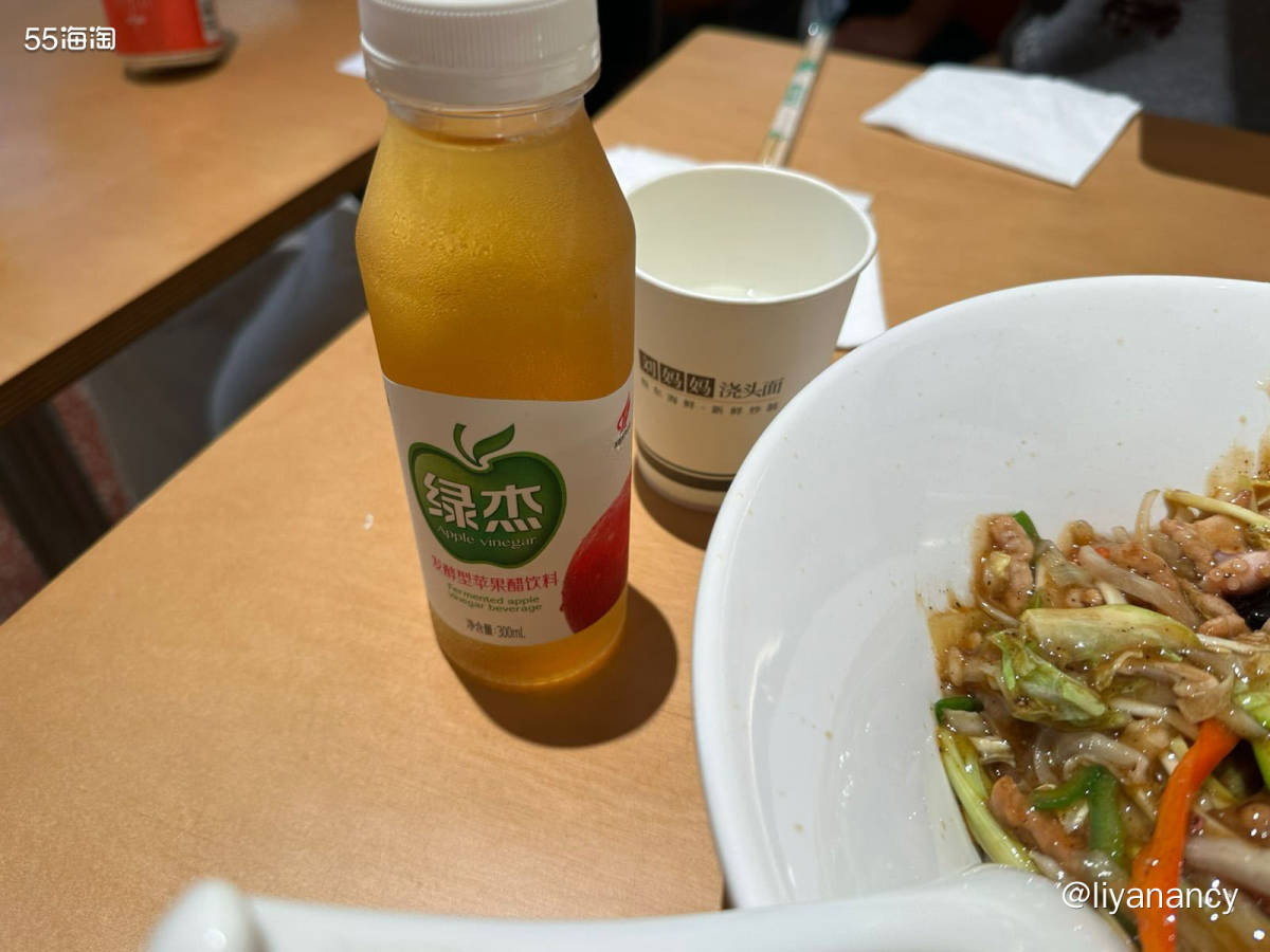 一家比较网红的面条店，中午来要等几分钟位子，门口有伞和凳子可