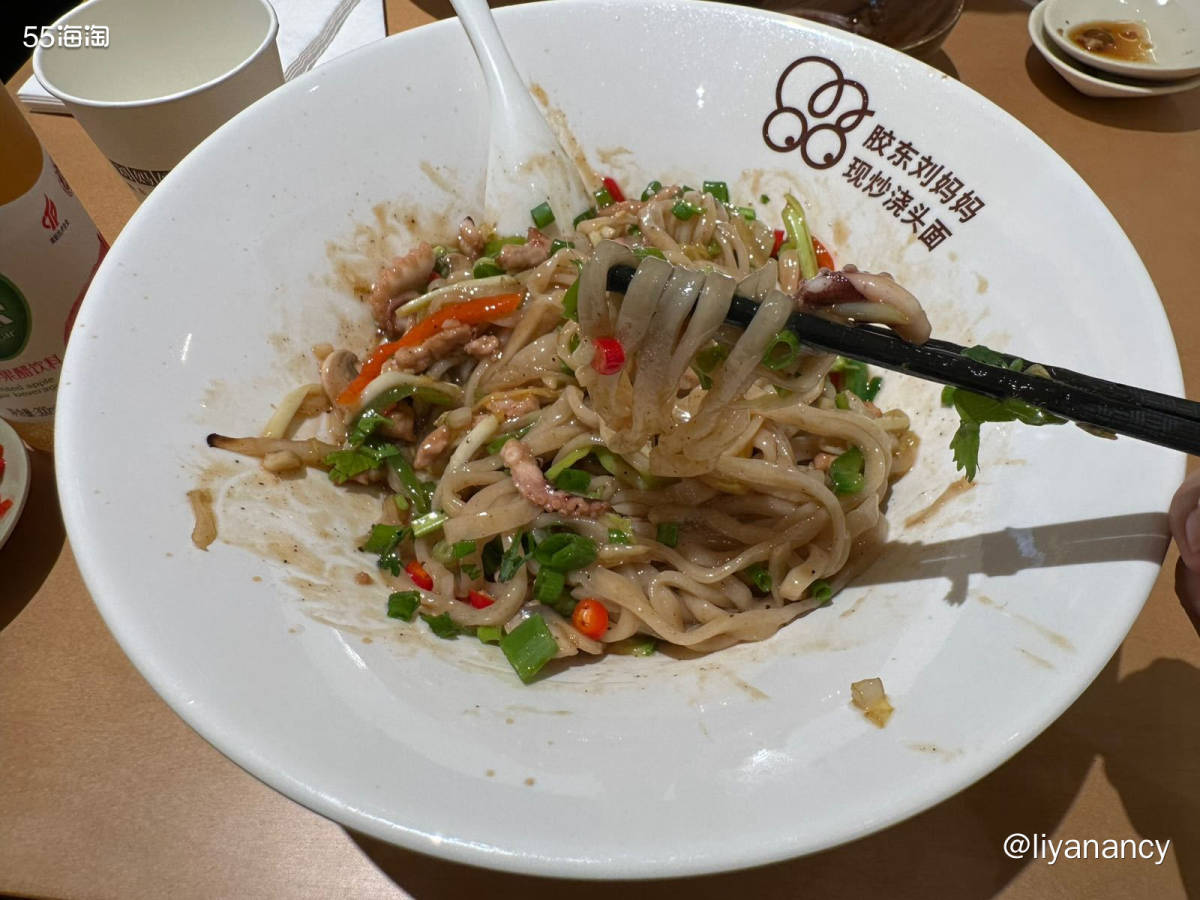 一家比较网红的面条店，中午来要等几分钟位子，门口有伞和凳子可