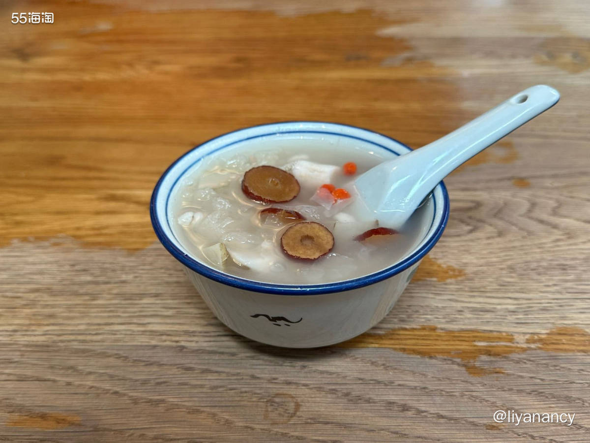 一家比较网红的面条店，中午来要等几分钟位子，门口有伞和凳子可