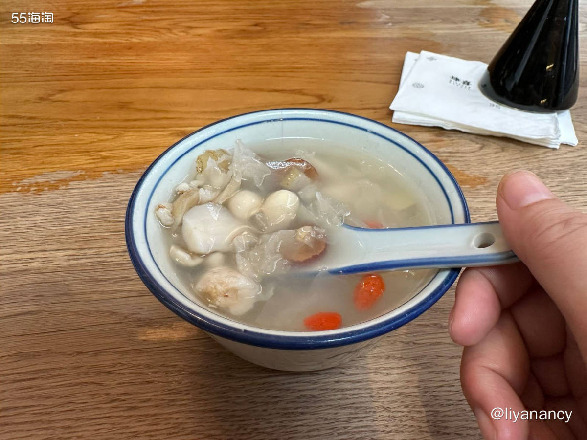 一家比较网红的面条店，中午来要等几分钟位子，门口有伞和凳子可