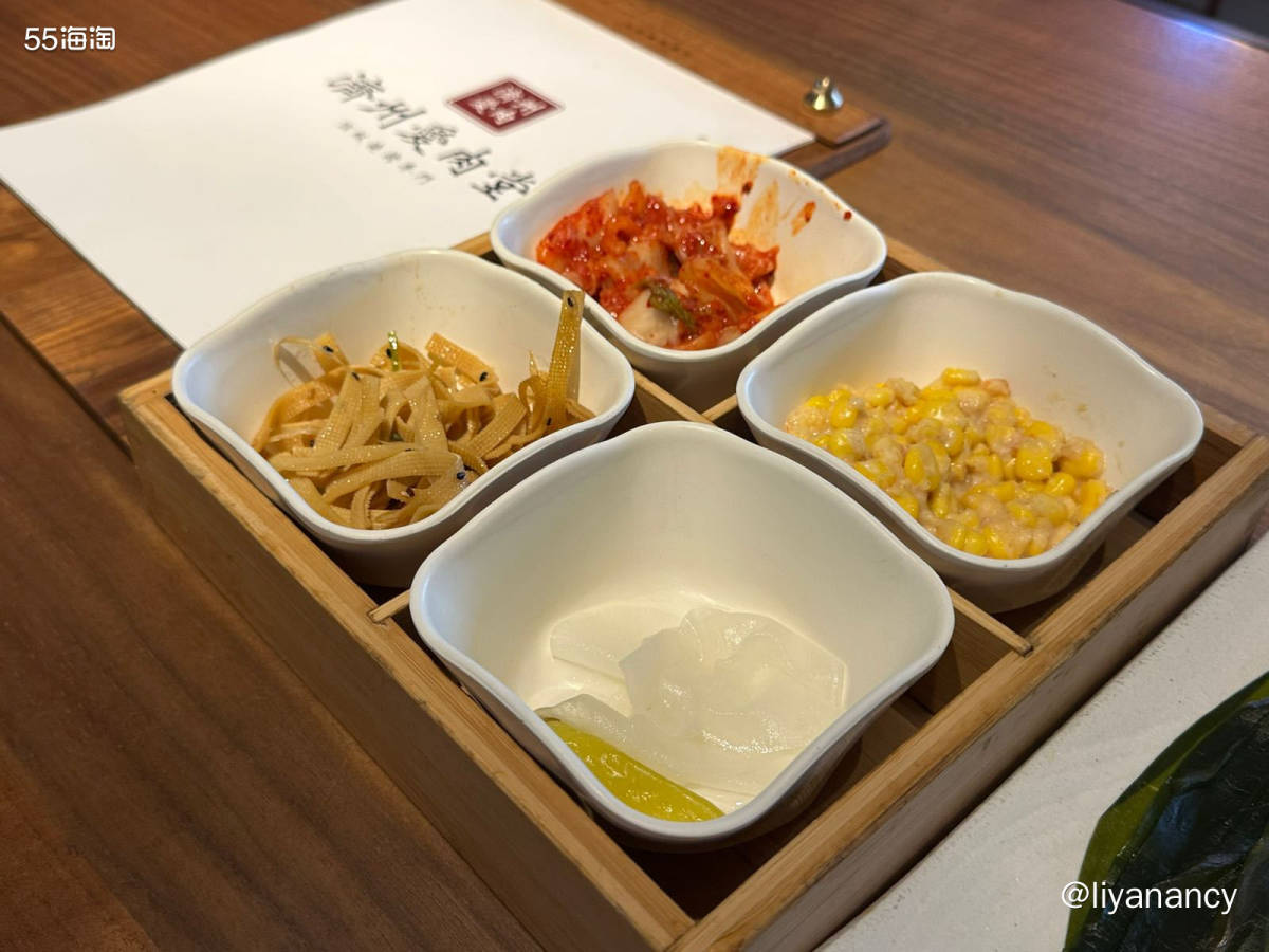 去的市内的济州烤肉店，一楼是酒吧，楼上是烤肉店，店里空调足，