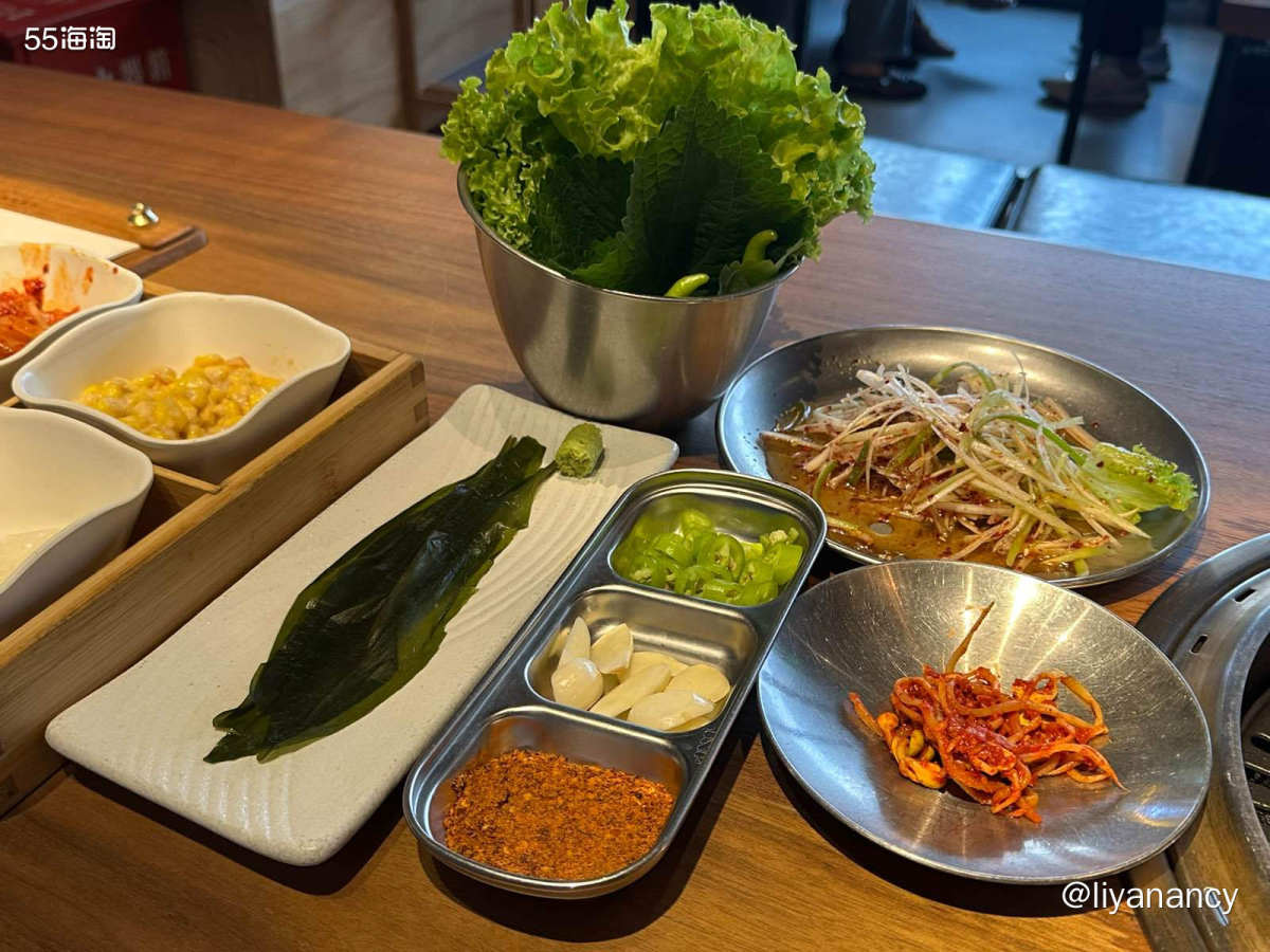 去的市内的济州烤肉店，一楼是酒吧，楼上是烤肉店，店里空调足，