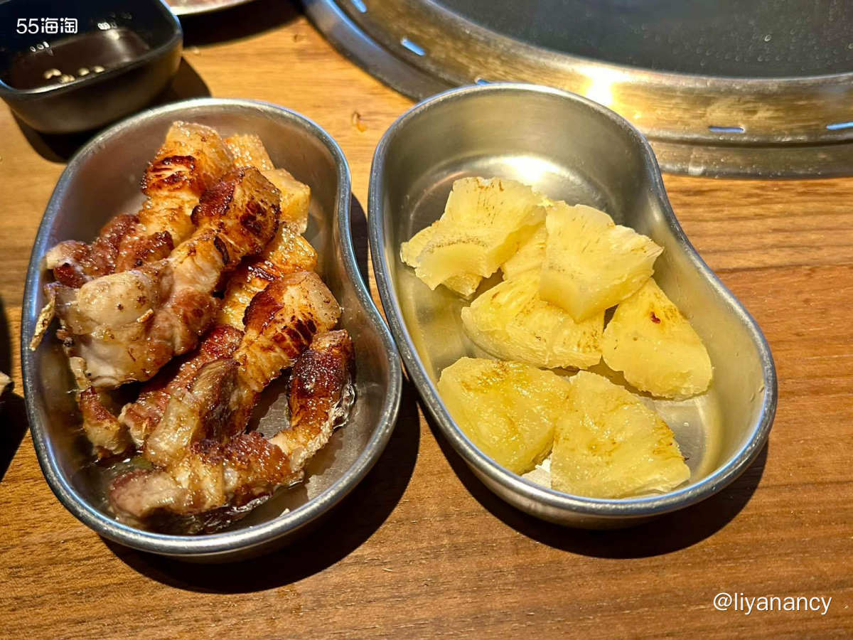 去的市内的济州烤肉店，一楼是酒吧，楼上是烤肉店，店里空调足，