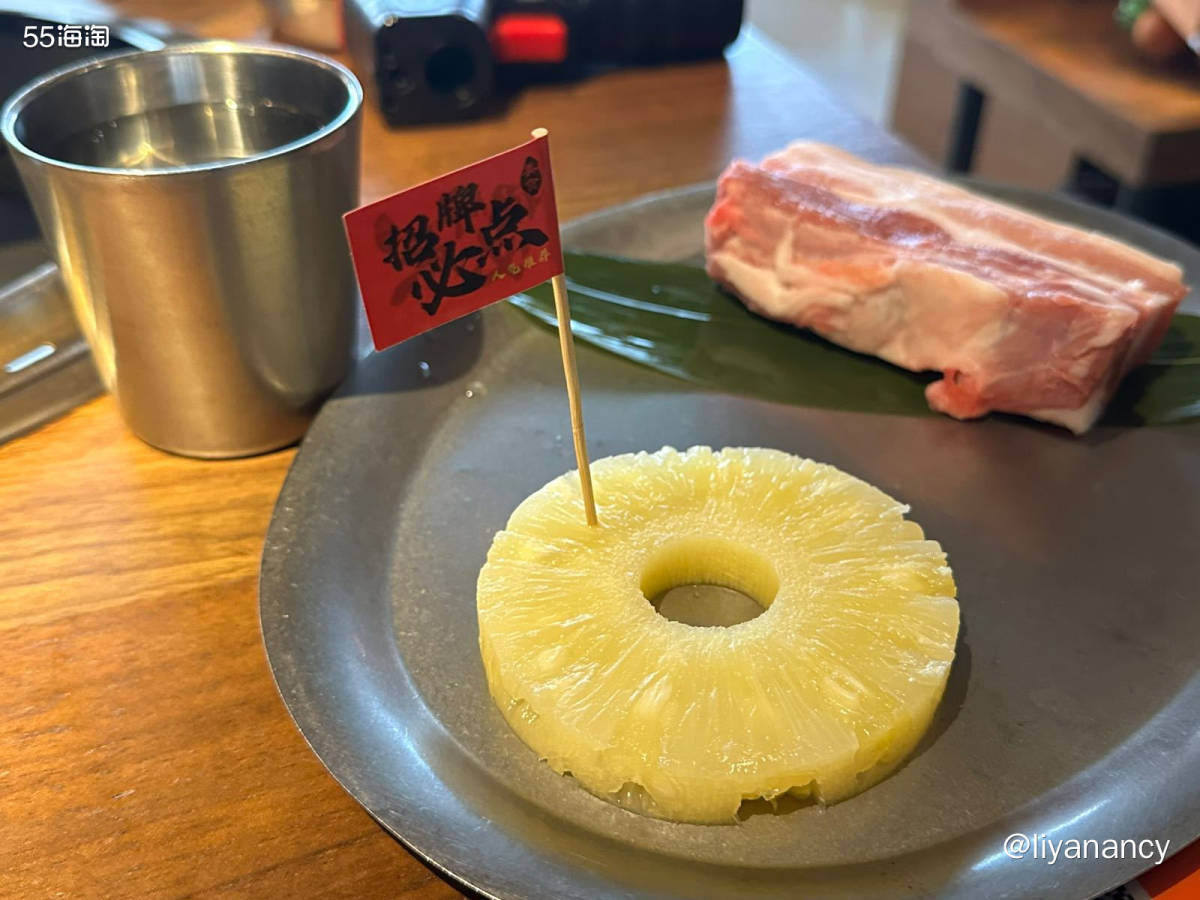 去的市内的济州烤肉店，一楼是酒吧，楼上是烤肉店，店里空调足，