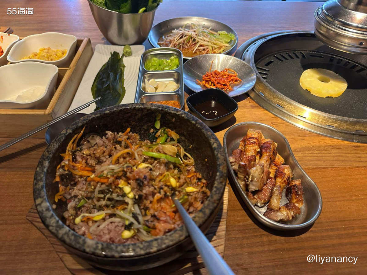 去的市内的济州烤肉店，一楼是酒吧，楼上是烤肉店，店里空调足，