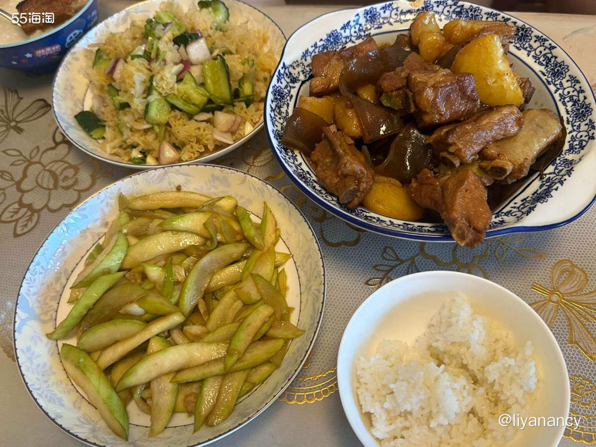上班族的忙碌生活，工作日的晚上回家只想躺在床上刷手机，与家人
