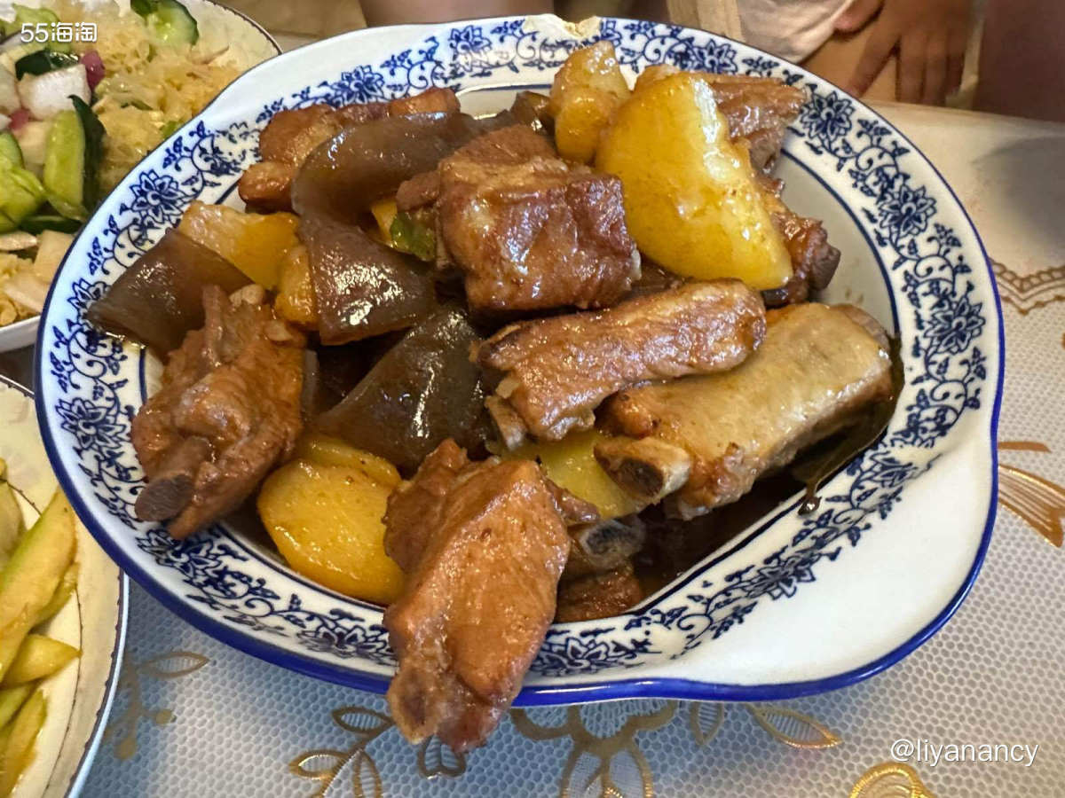 上班族的忙碌生活，工作日的晚上回家只想躺在床上刷手机，与家人