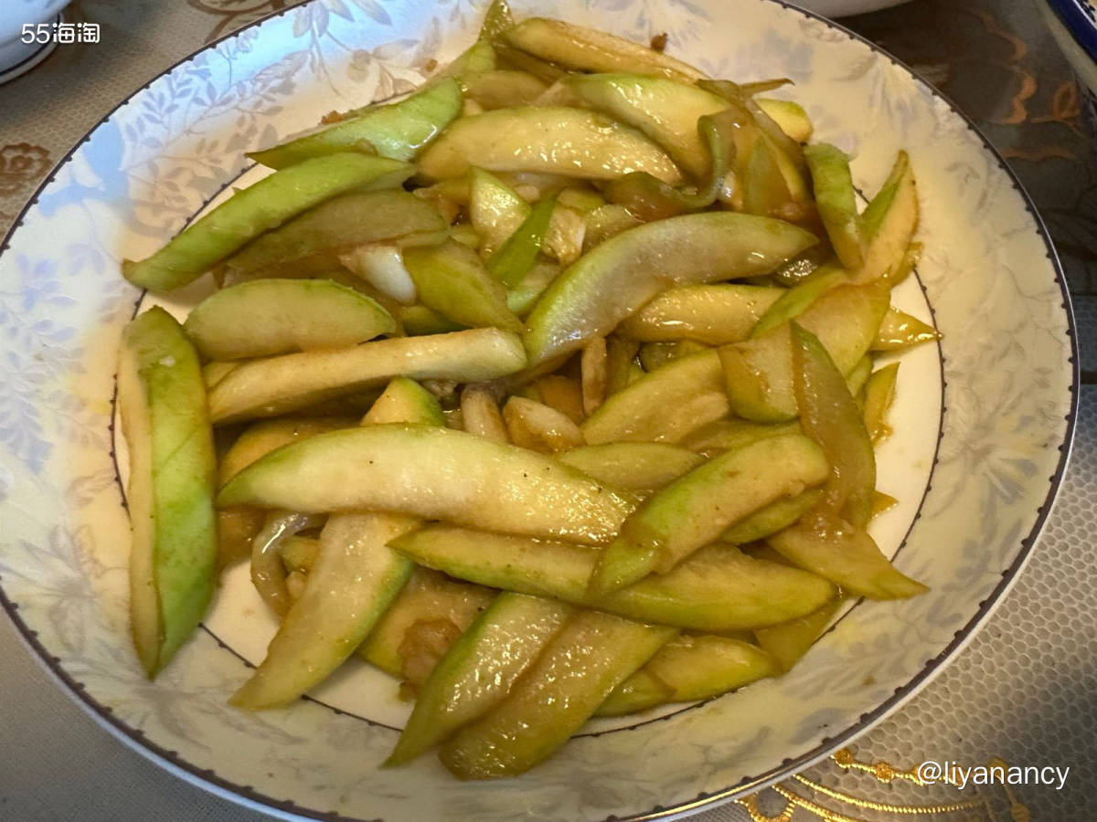 上班族的忙碌生活，工作日的晚上回家只想躺在床上刷手机，与家人