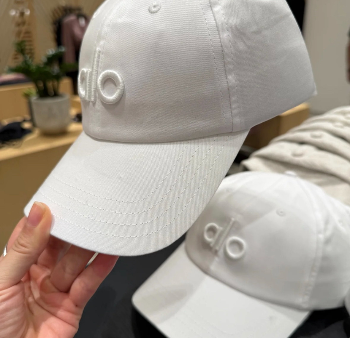 Alo Yoga是继lululemon之后有一个很火的瑜伽品