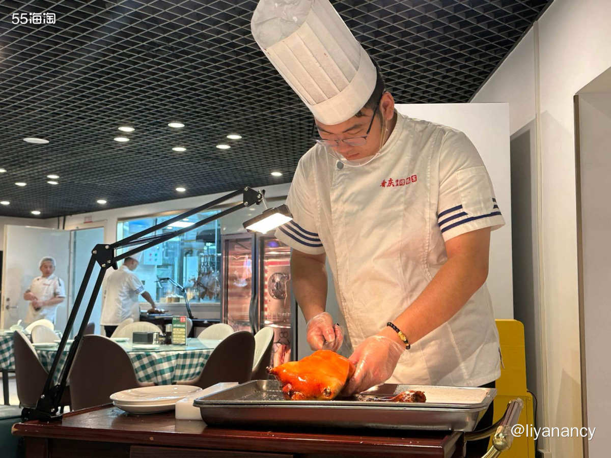 公司附近的烤鸭店，需要上二楼，去的早的话可以选窗边位，景观好