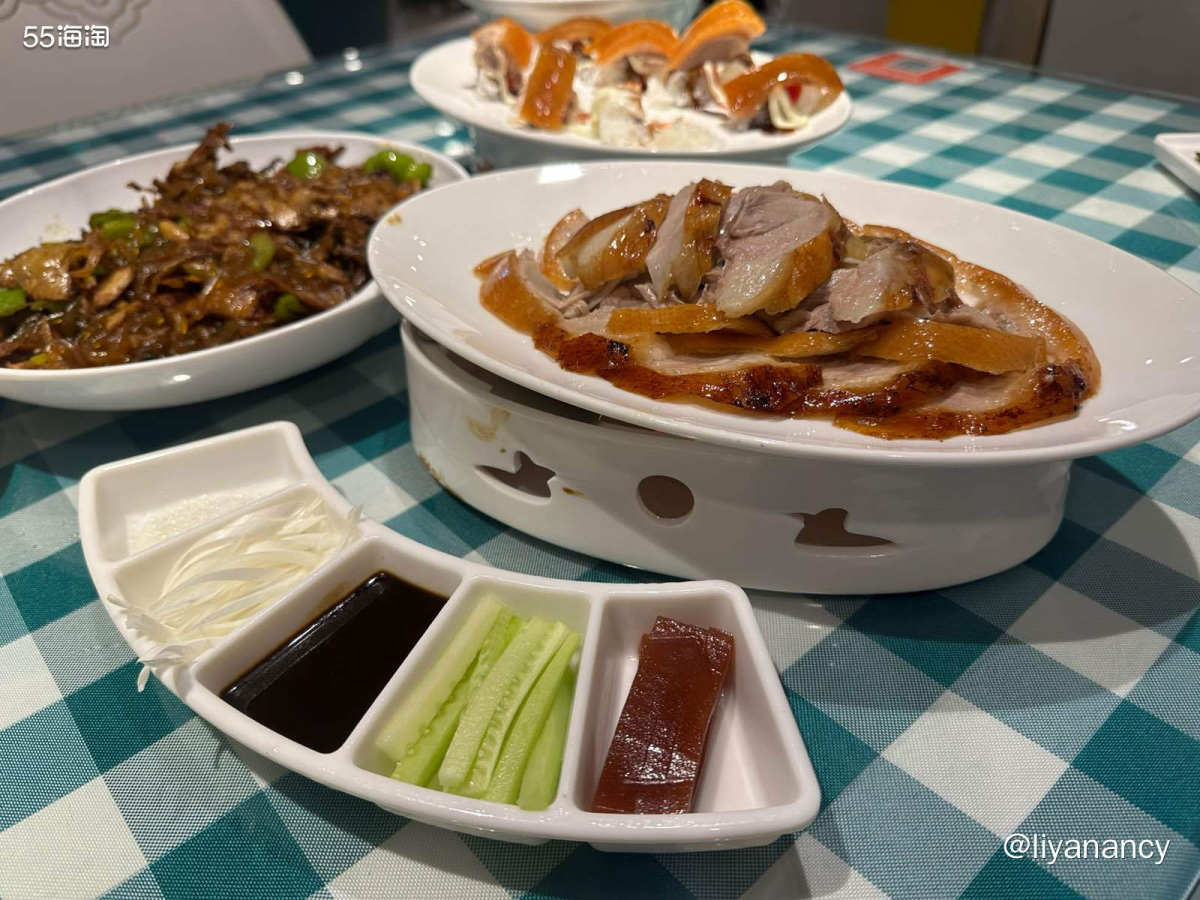 公司附近的烤鸭店，需要上二楼，去的早的话可以选窗边位，景观好