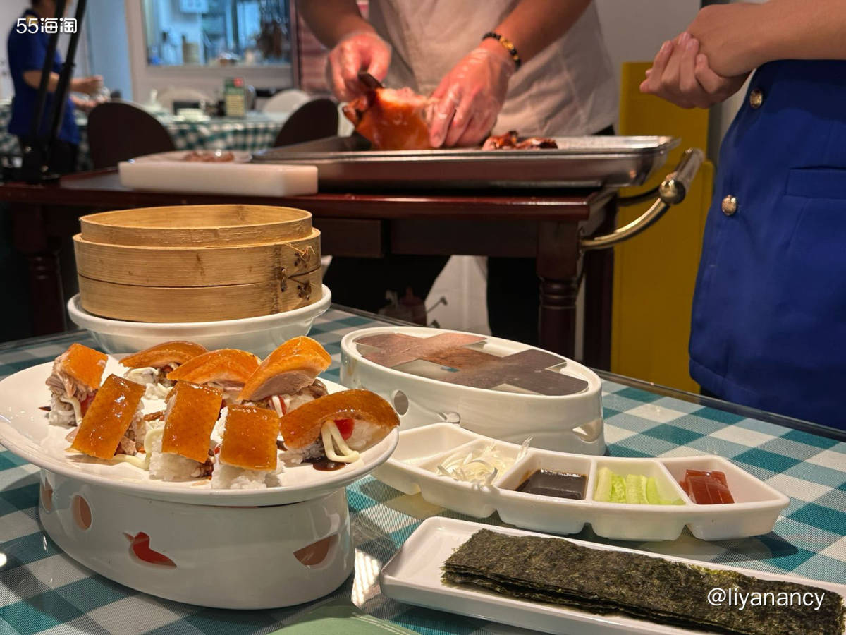 公司附近的烤鸭店，需要上二楼，去的早的话可以选窗边位，景观好