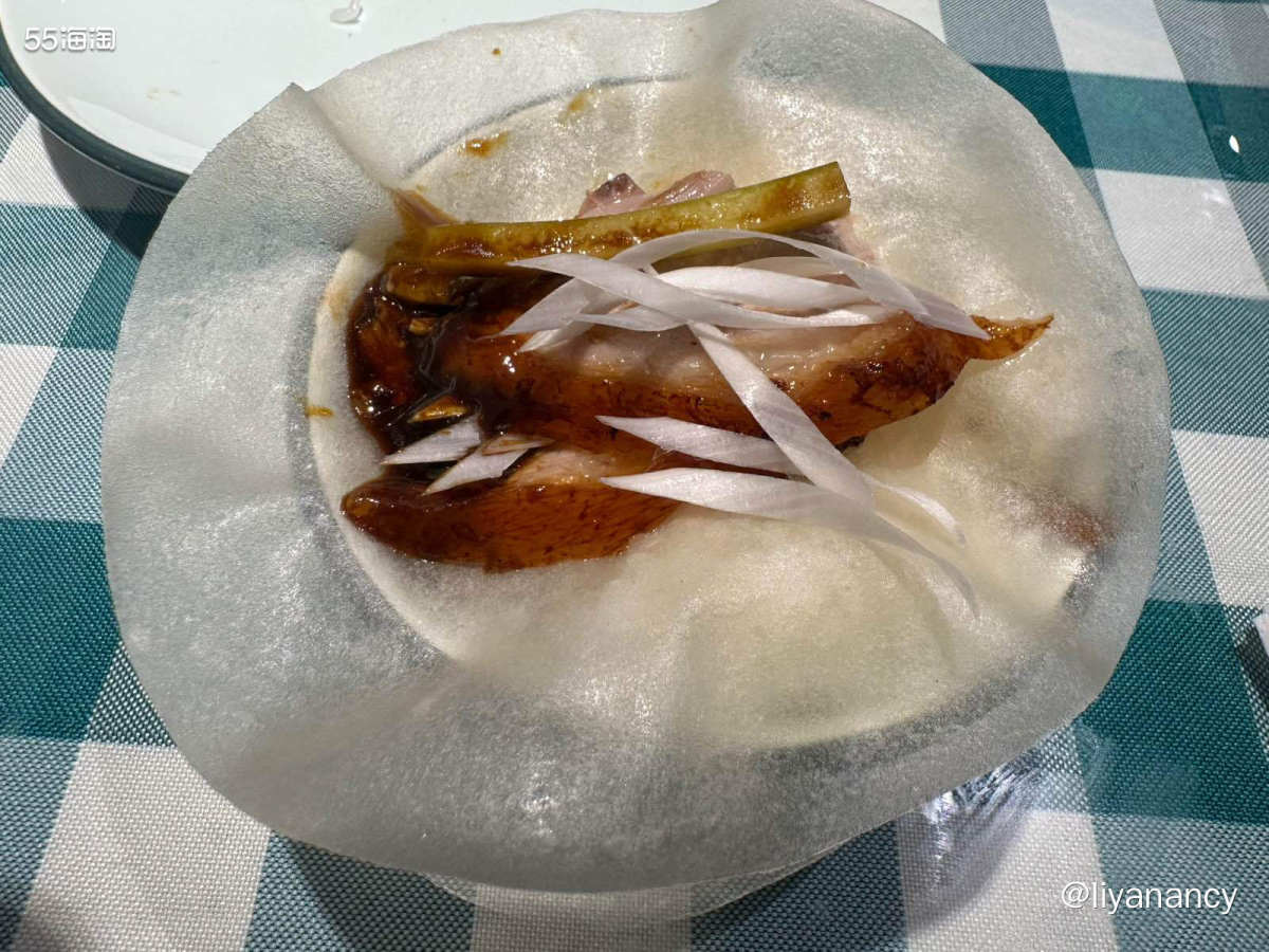 公司附近的烤鸭店，需要上二楼，去的早的话可以选窗边位，景观好
