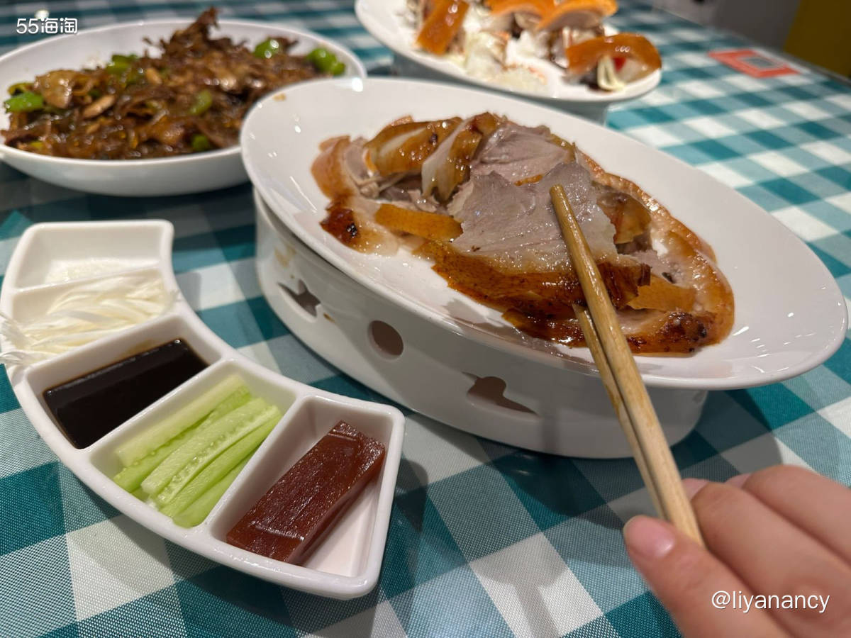 公司附近的烤鸭店，需要上二楼，去的早的话可以选窗边位，景观好