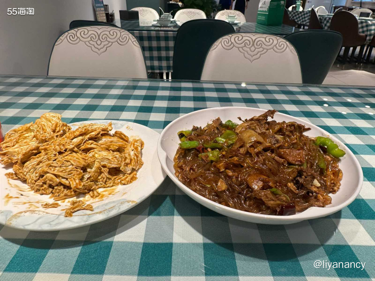 公司附近的烤鸭店，需要上二楼，去的早的话可以选窗边位，景观好
