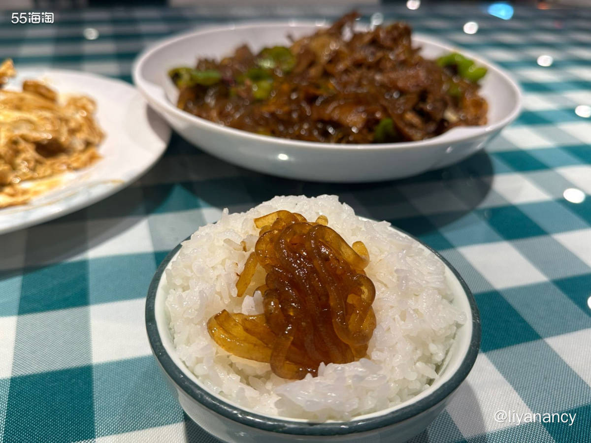 公司附近的烤鸭店，需要上二楼，去的早的话可以选窗边位，景观好
