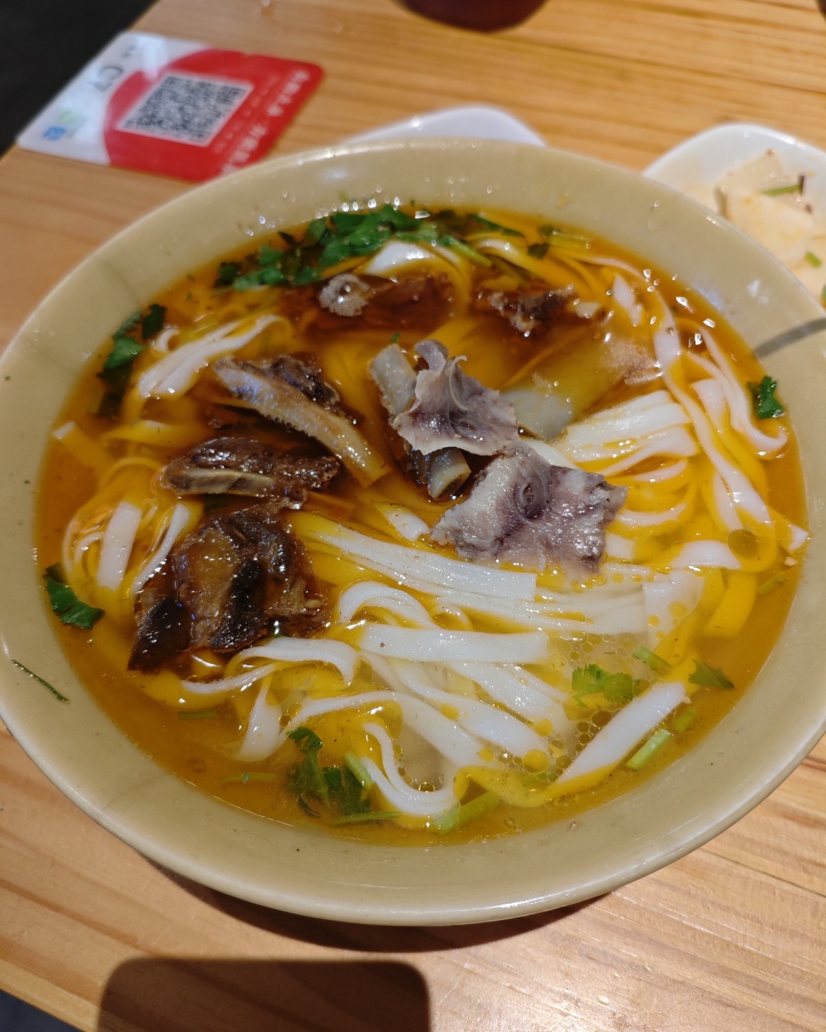 昨天周六我表妹说带我去吃网红羊肉粉店，当然是立马就去了！  