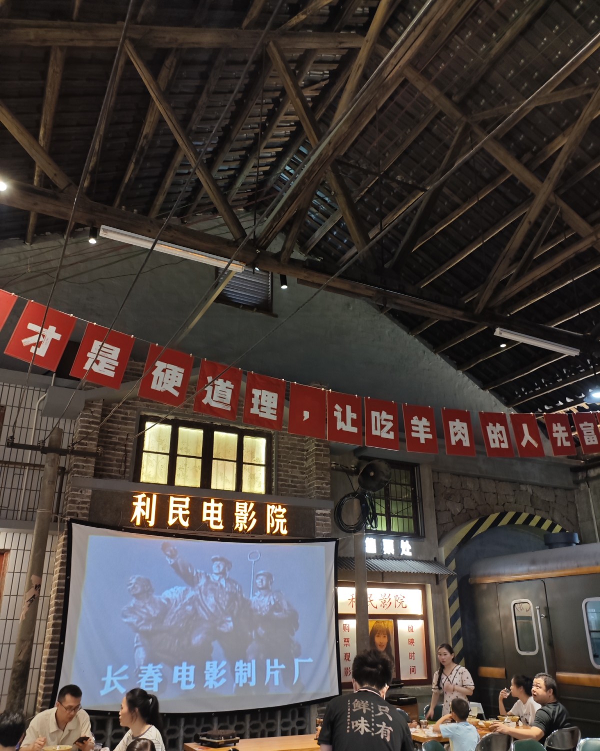 昨天周六我表妹说带我去吃网红羊肉粉店，当然是立马就去了！  