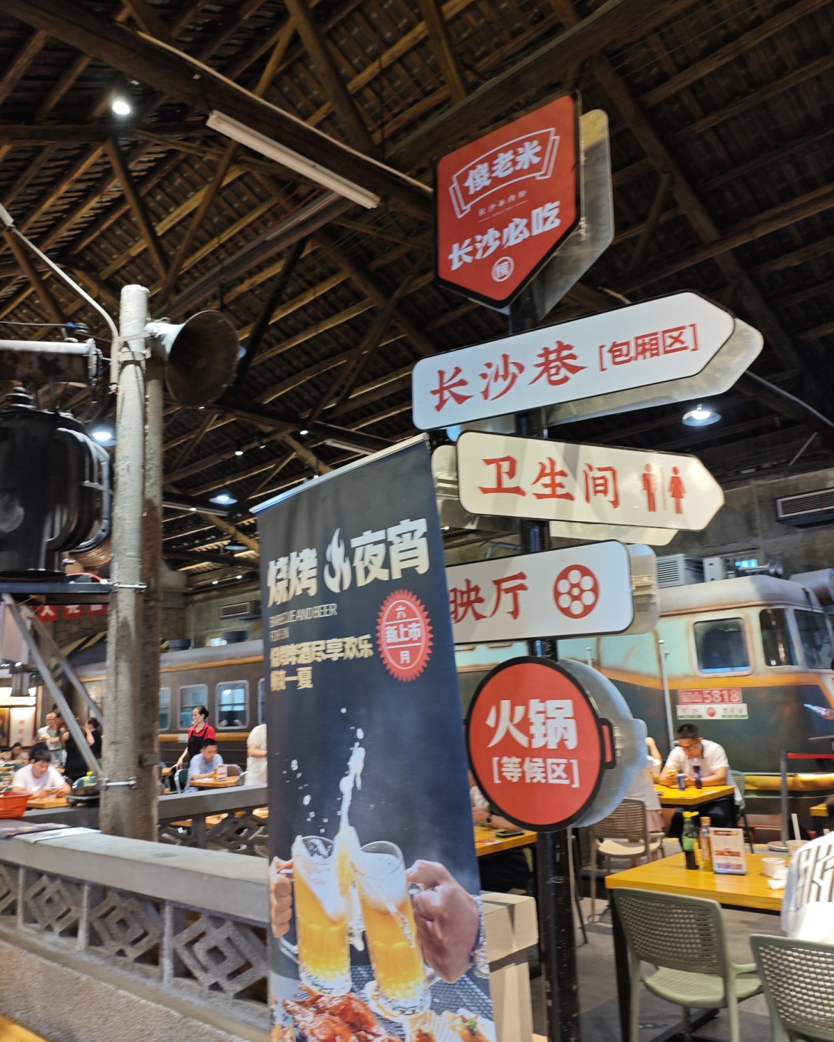 昨天周六我表妹说带我去吃网红羊肉粉店，当然是立马就去了！  