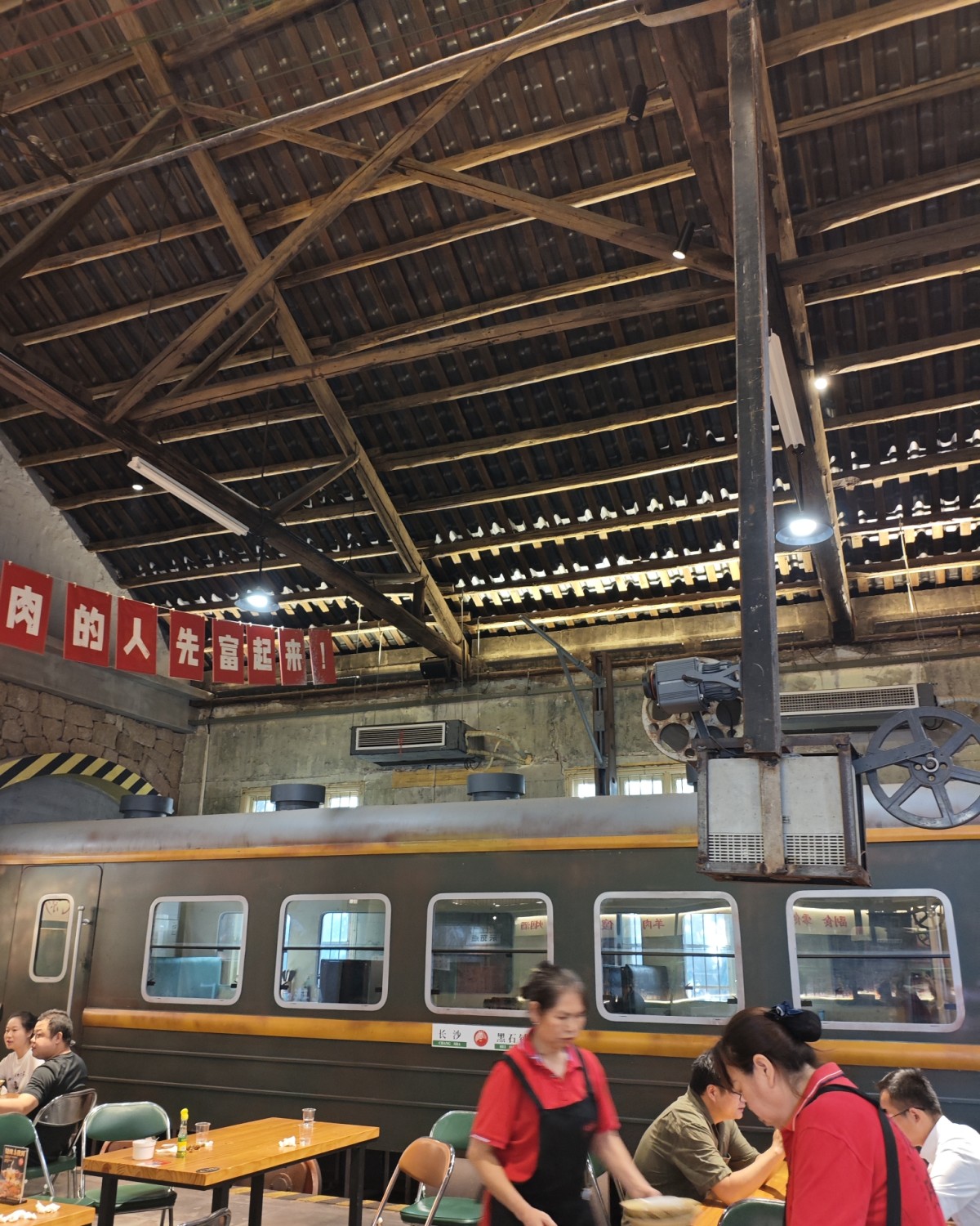 昨天周六我表妹说带我去吃网红羊肉粉店，当然是立马就去了！  