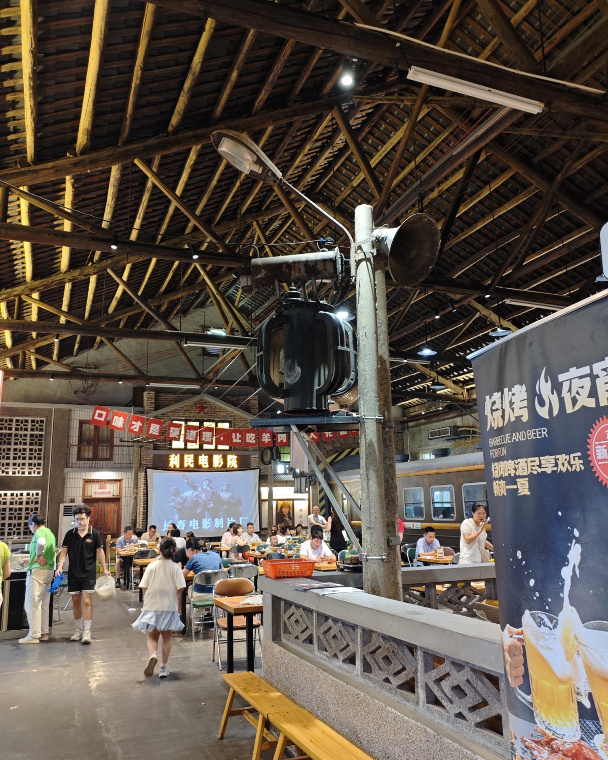 昨天周六我表妹说带我去吃网红羊肉粉店，当然是立马就去了！  