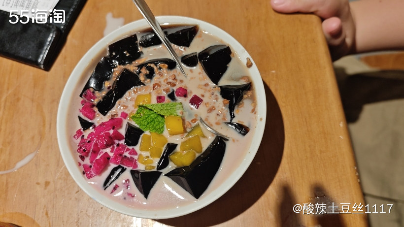 嫩滑的仙草打底，浇上浓郁丝滑的椰奶🥥 搭配香脆的燕麦、酸甜
