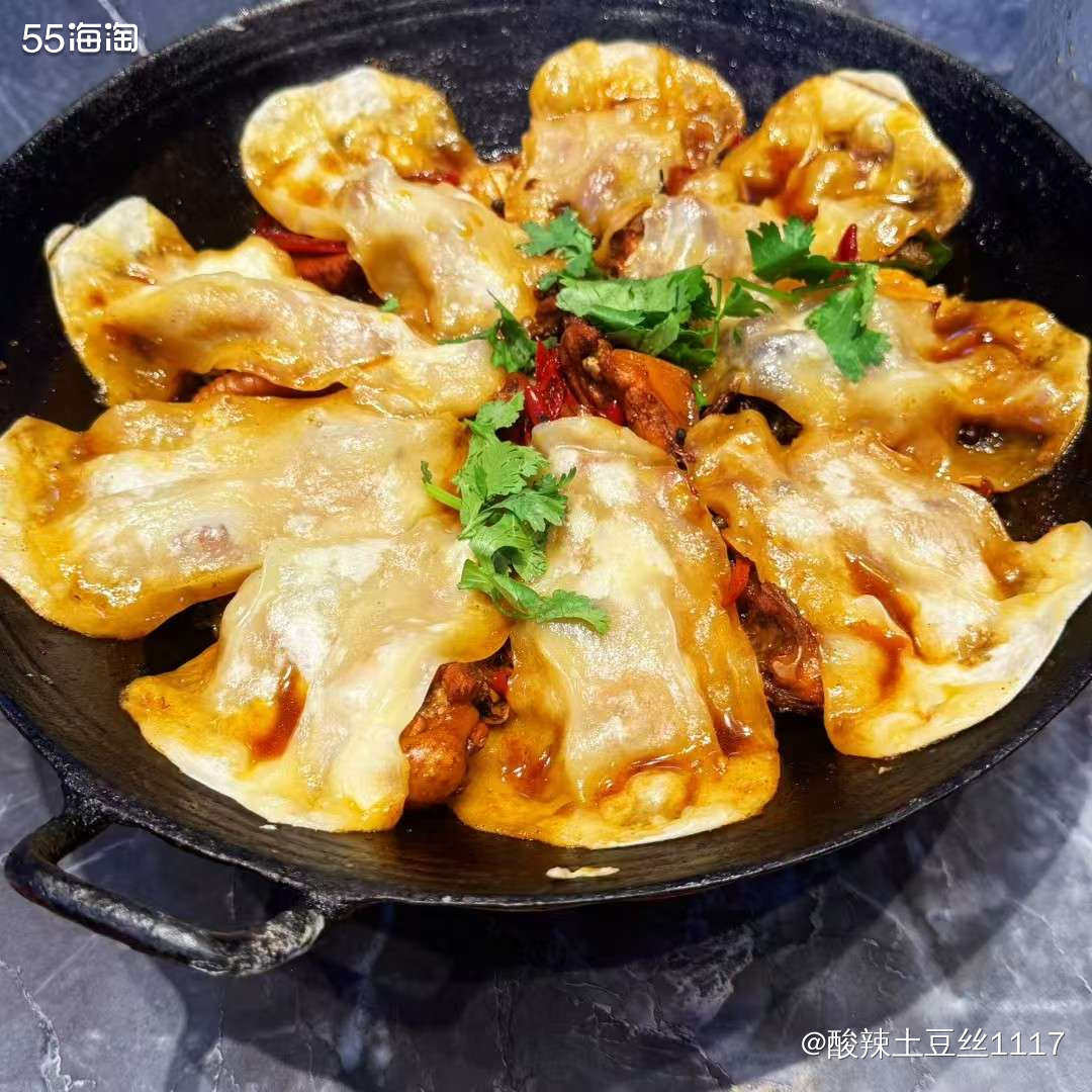 一上桌，浓郁的香气就直钻鼻腔。鸡肉炖煮得软烂入味，轻轻一咬，