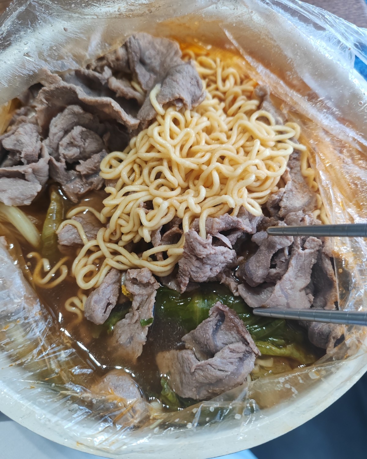 最近的午餐是泡面了，主要是之前我下单了一些康师傅的方便面，新