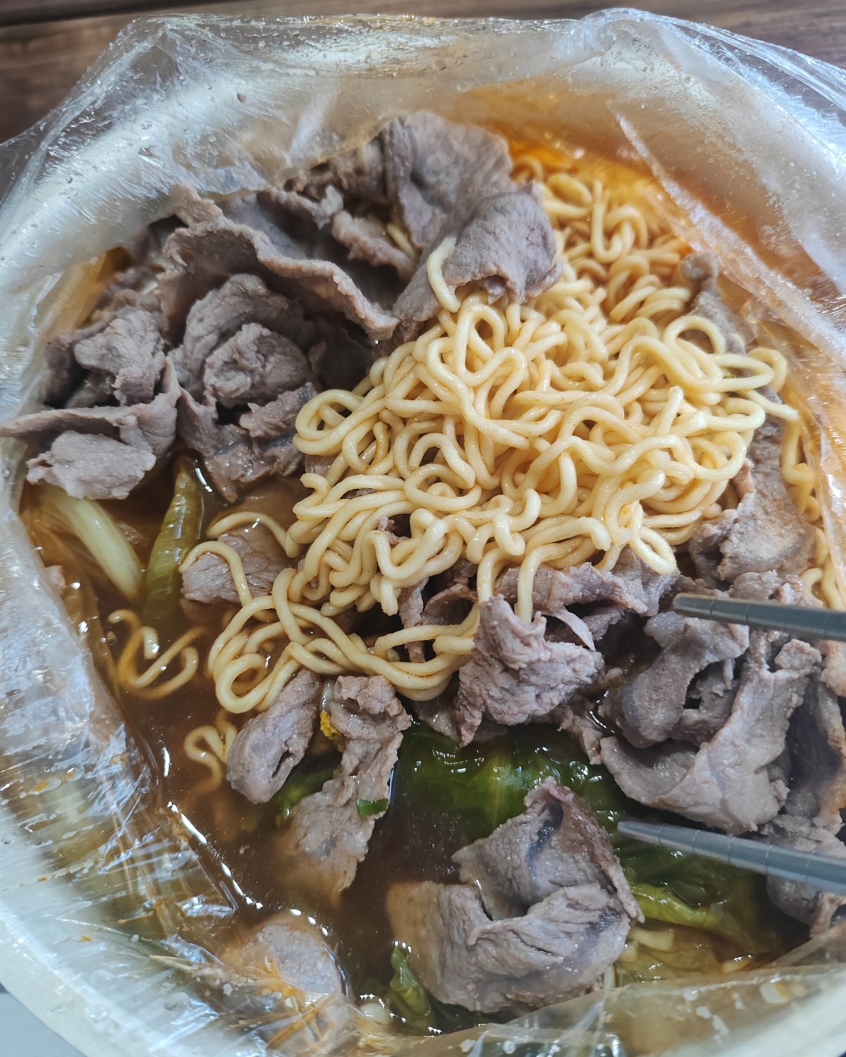 最近的午餐是泡面了，主要是之前我下单了一些康师傅的方便面，新