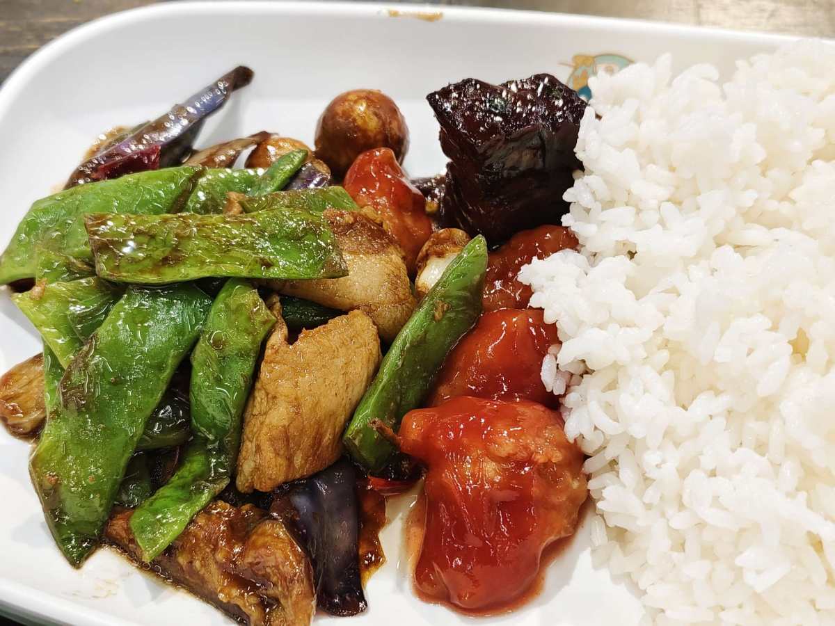 今天去长风大悦城逛盒马，正好看到选餐看着不错，赶紧尝尝，吃的